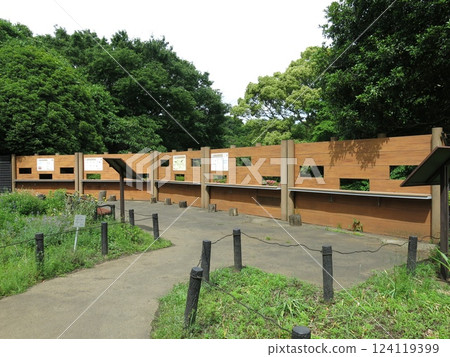 Observation window at the Bird Sanctuary in Kinuta Park 124119399