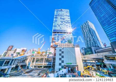 日本東京城市景觀:神秘的斷柱! 。 ....再見,澀谷站西口,現在被柵欄覆蓋著......現在重型機械正在聚集...... 日本東京城市景觀:神秘的斷柱! 。 ....再見,澀谷站西口,現在被柵欄覆蓋著......現在重型機械正在聚集...... 124119463