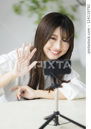 一個女人帶著智能手機 124119792