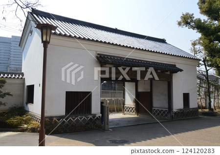 Former Kuroda Clan Storehouse Nagayamon Gate (Tennoji Park/Chausuyamacho, Tennoji Ward, Osaka City, Osaka Prefecture) 124120283