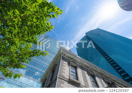 [Urban scenery] Buildings near Shinbashi, Tokyo in early summer [Tokyo] 124120597