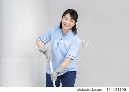 50 多歲的女清潔工看著相機，肖像 124121106