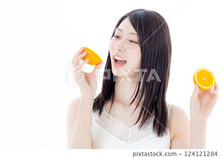 Women with oranges 124121284