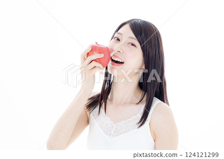 吃蘋果的婦女 124121299