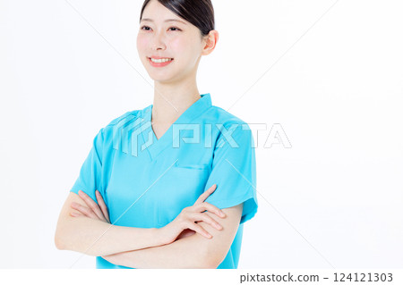 一位年輕的護士 124121303