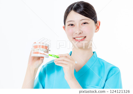 穿著手術服的女護士/牙齒衛生員 124121326