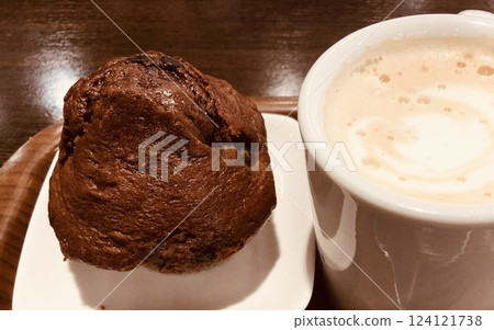 巧克力鬆餅和咖啡拿鐵 124121738