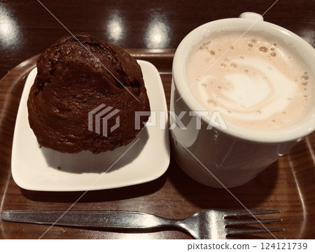 Chocolate muffin and cafe latte Chocolate muffin and cafe latte 124121739