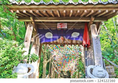 The Sanmon Gate and Wind Chime Tunnel of Nyoirinji Temple, Ogori City, Fukuoka Prefecture The Sanmon Gate and Wind Chime Tunnel of Nyoirinji Temple, Ogori City, Fukuoka Prefecture 124122160