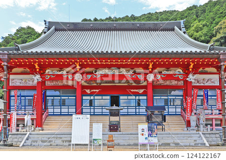 The vermilion-painted main hall of Honpukuji Temple, located at the southern foot of Mt. Kiyama in Miyaki County, Saga Prefecture 124122167