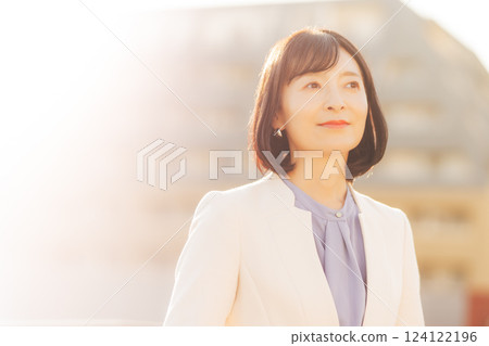 一位中年婦女在屋頂上休息 一位中年婦女在屋頂上休息 124122196