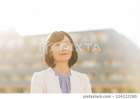 一位中年婦女在屋頂上休息 一位中年婦女在屋頂上休息 124122200