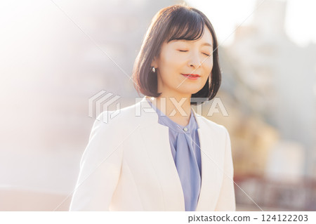 一位中年婦女在屋頂上休息 124122203