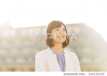 一位中年婦女在屋頂上休息 124122210