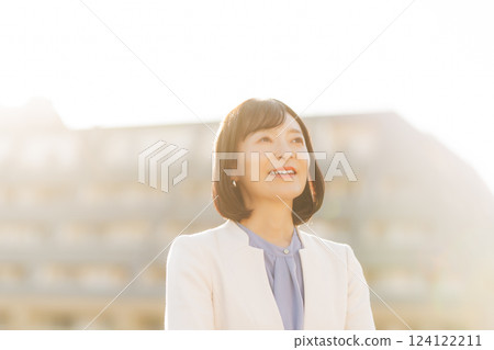 A middle-career woman taking a break on the roof 124122211