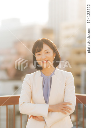 一位中年婦女在屋頂上休息 124122222