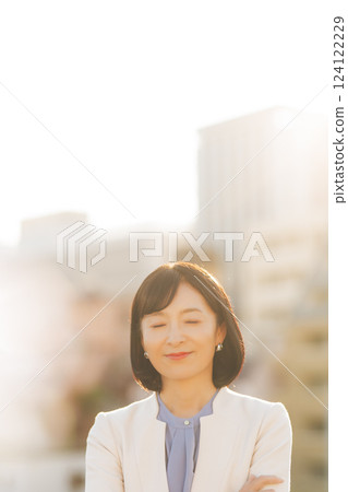 一位中年婦女在屋頂上休息 124122229