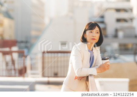 一位中年女性獨自面對牆壁思考 124122254