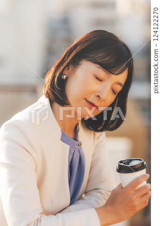 一位中年女性獨自面對牆壁思考 124122270