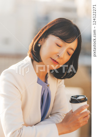 一位中年女性獨自面對牆壁思考 124122271