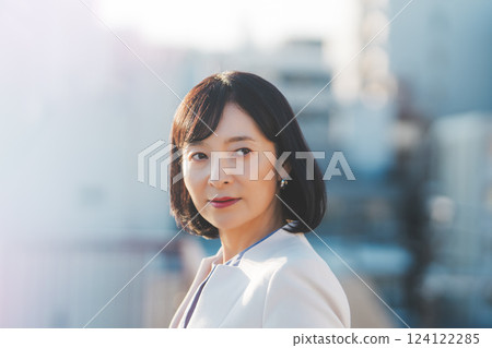 一位中年女性獨自面對牆壁思考 124122285