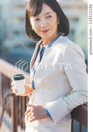 酷酷的中年女性 124122288