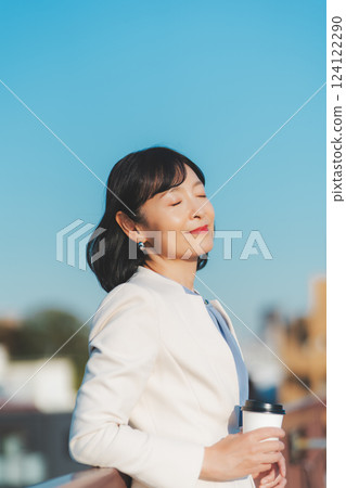 A middle-career woman blowing in the winds of the city A middle-career woman blowing in the winds of the city 124122290