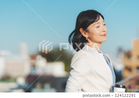 A middle-career woman blowing in the winds of the city A middle-career woman blowing in the winds of the city 124122291