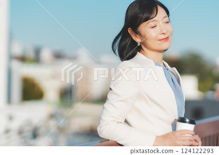 A middle-career woman blowing in the winds of the city A middle-career woman blowing in the winds of the city 124122293