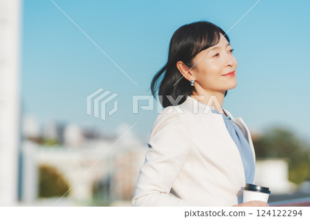 A middle-career woman blowing in the winds of the city A middle-career woman blowing in the winds of the city 124122294