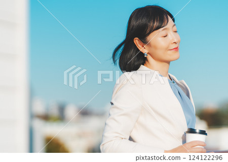 一名在城市風中飄蕩的中年女性 124122296