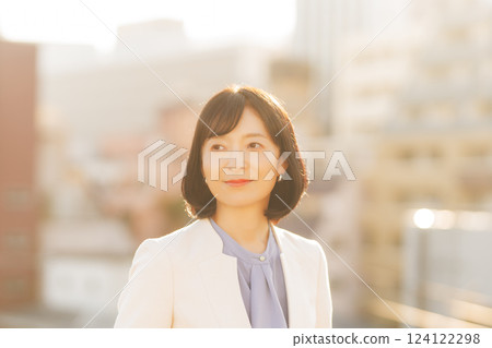 一位中年婦女在屋頂上休息 124122298