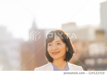 一位中年婦女在屋頂上休息 124122310