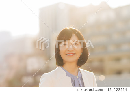 一位中年婦女在屋頂上休息 一位中年婦女在屋頂上休息 124122314