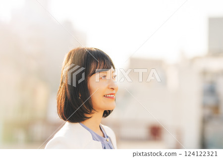 A middle-career woman taking a break on the roof 124122321
