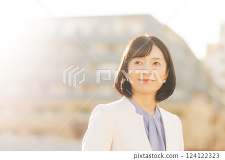 一位中年婦女在屋頂上休息 124122323