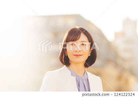 一位中年婦女在屋頂上休息 124122324