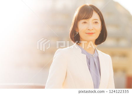 一位中年婦女在屋頂上休息 124122335