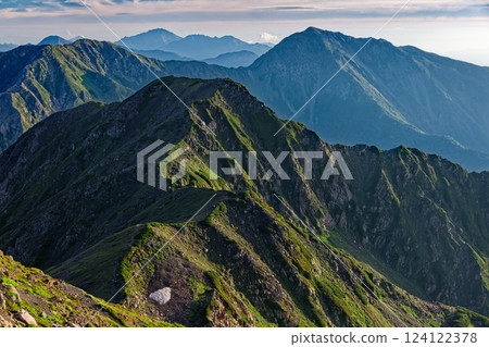 清晨從南阿爾卑斯山赤石山頂俯瞰荒川山和相嶽山 清晨從南阿爾卑斯山赤石山頂俯瞰荒川山和相嶽山 124122378