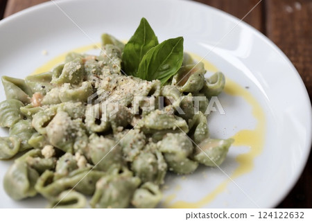 Spinach and conchiglie cream sauce pasta - Short pasta Spinach and conchiglie cream sauce pasta - Short pasta 124122632
