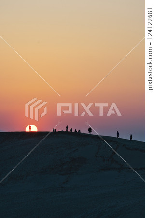 Sunset over the sand dunes (Tottori City) Sunset over the sand dunes (Tottori City) 124122681