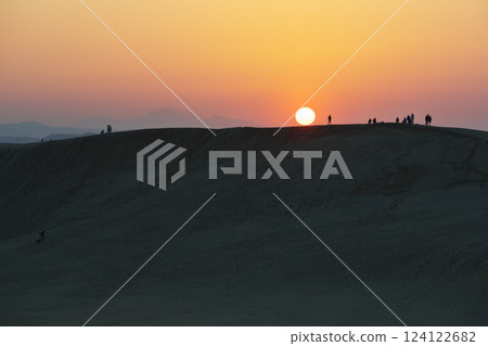 Sunset over the sand dunes (Tottori City) 124122682