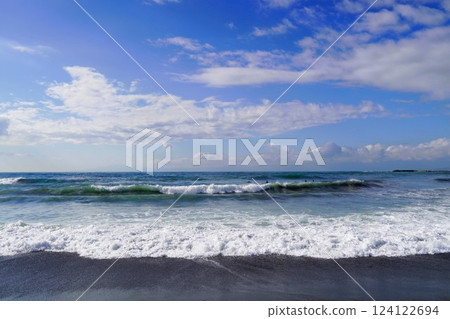 Slightly rough winter waves at Chigasaki Coast 124122694