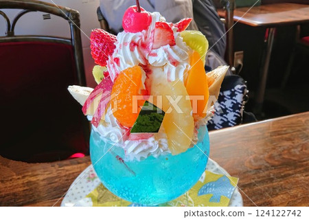Delicious and luxurious fruit parfait 124122742