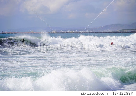 Slightly rough winter waves at Chigasaki Coast 124122887