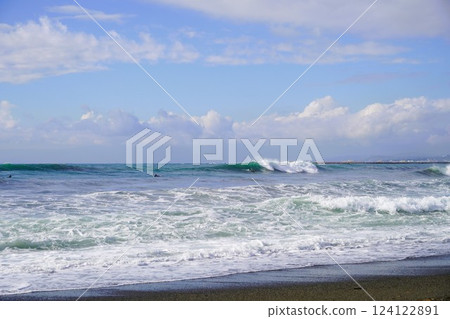Slightly rough winter waves at Chigasaki Coast 124122891
