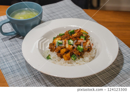 乾咖哩和高麗菜湯的彩色餐桌 乾咖哩和高麗菜湯的彩色餐桌 124123300