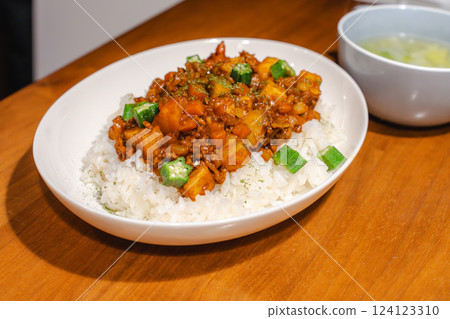 乾咖哩和高麗菜湯的彩色餐桌 124123310