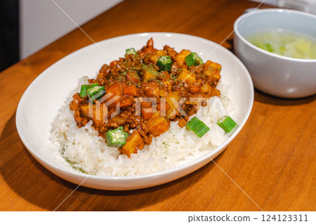 乾咖哩和高麗菜湯的彩色餐桌 124123311
