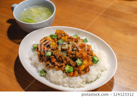 乾咖哩和高麗菜湯的彩色餐桌 124123312